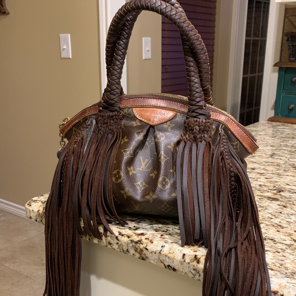 I’m selling my genuine LV (Louis Vuitton) purse.